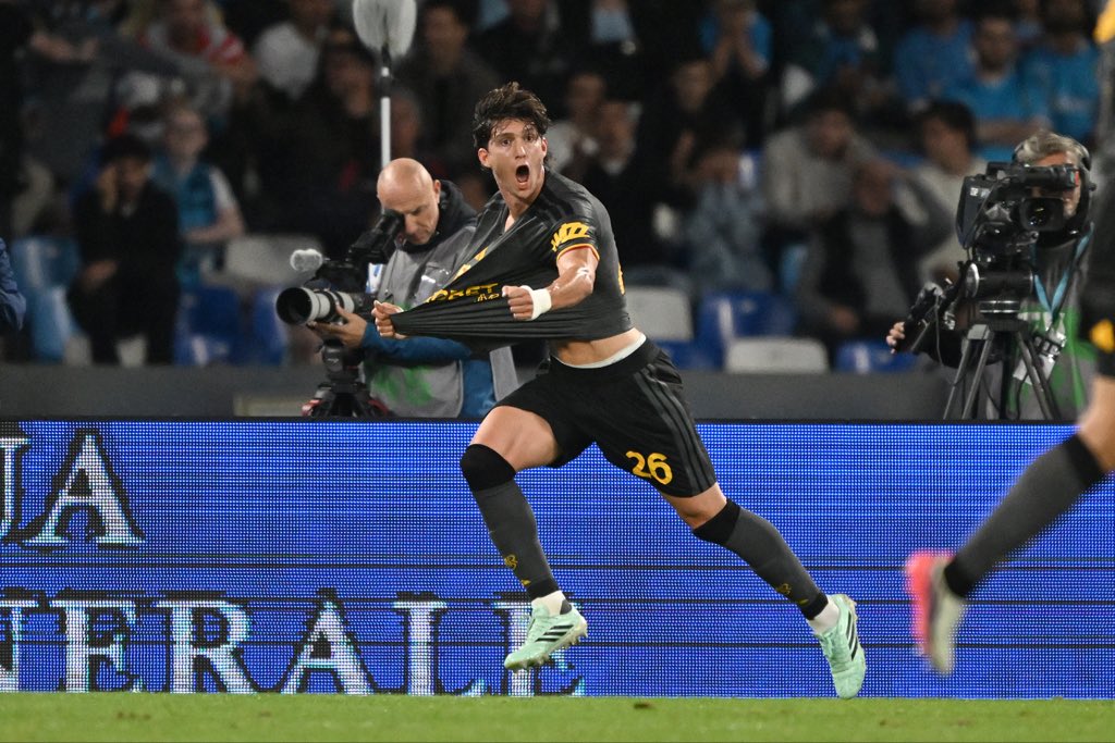 Tomiconcina's tweet photo. El DATAZO es que Leonardo Balerdi anotó SUS PRIMEROS GOLES con la camiseta de Roma.

Se estrenó con un doblete. 😮‍💨🇦🇷 https://t.co/3O5hAMxzeT