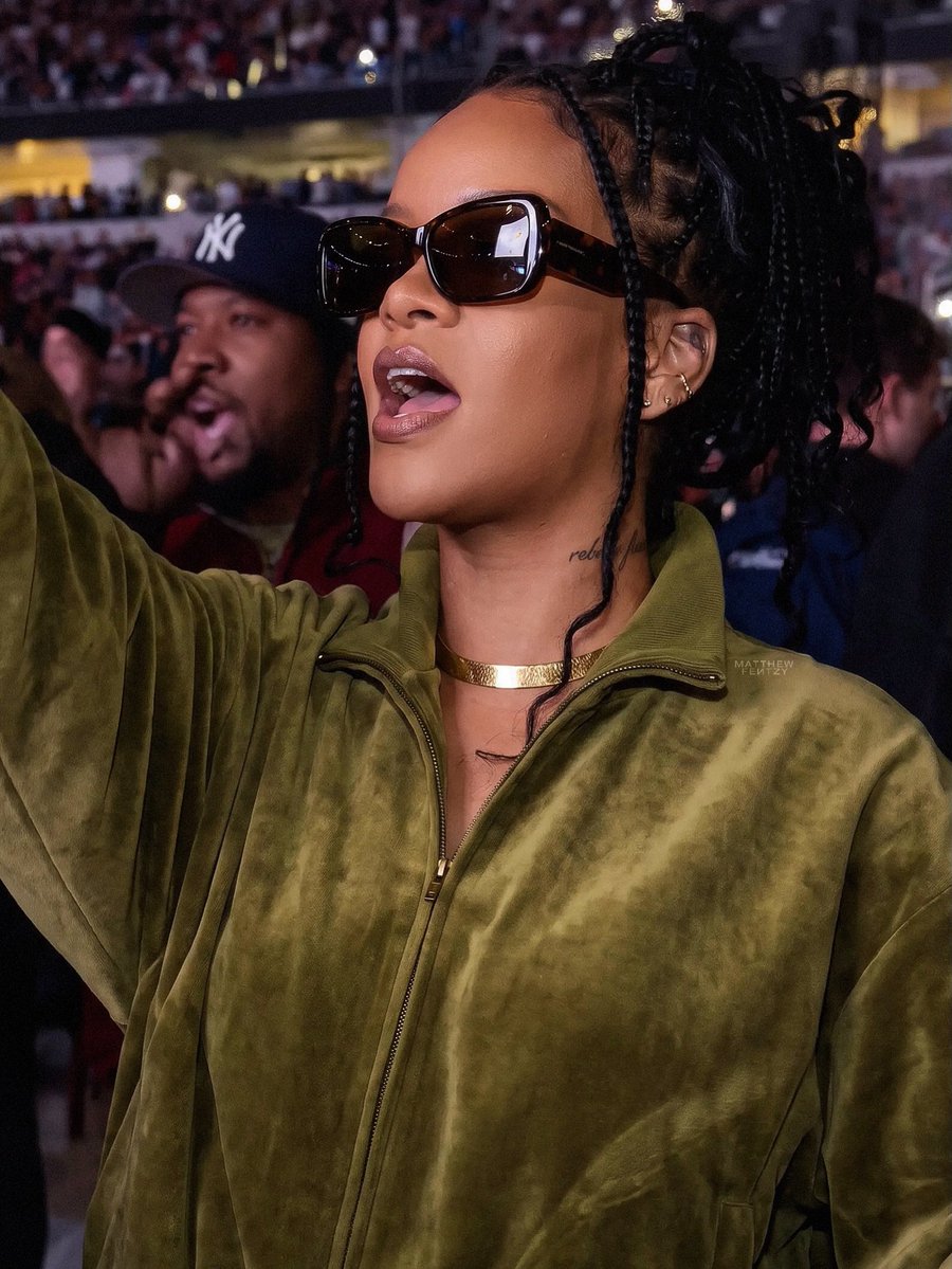 RihannaNavy_FDR's tweet photo. 📸 | @Rihanna at Jay-Z's show at the Sofi Stadium in LA last night. (Oct. 23, 2026) https://t.co/VooqCQVHR3