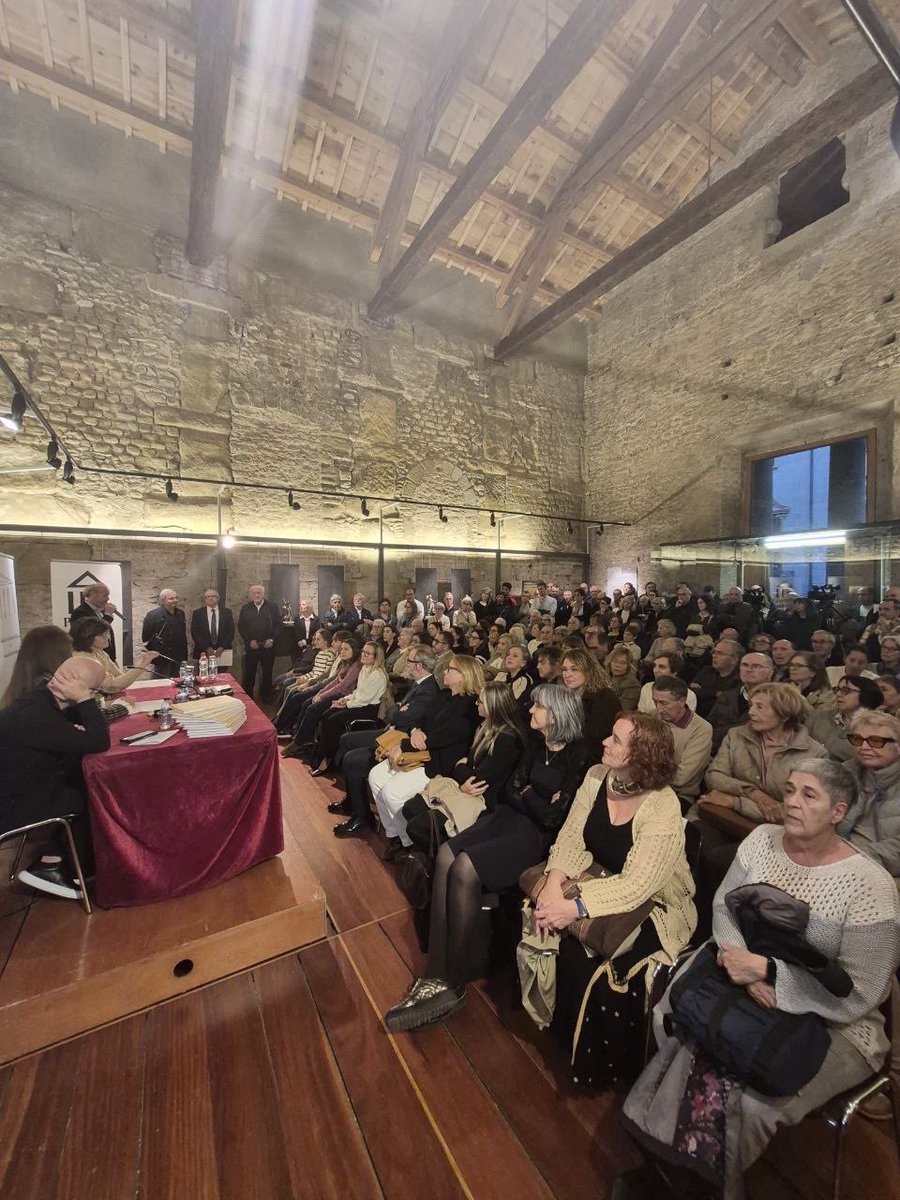 LauraBorras's tweet photo. Ahir al vespre el teatre romà de Vic era ple com un ou. No hi cabia ni una agulla. Una imatge que parlava, ella sola, de la força de la memòria i de la voluntat de mantenir viu el record de @xandri_lluis .
Va ser especialment emocionant escoltar el parlament de la seva vídua Imma @CollPrat i veure-hi presents els seus tres fills. Perquè la presentació del Memorial que parla de la repressió política de l’independentisme i de la regressió lingüística del català impulsat per advocats que han defensat i defensen represaliats ha estat una tasca que porta la marca del compromís del Lluís. 
I va ser emocionant perquè encara que es presentessin dades, darrere de cada nom, de cada causa judicial i de cada història de repressió hi ha persones, famílies i vides que n’han hagut d’assumir les conseqüències.
Em van convidar a parlar de repressió i de regressió del català, dos fenòmens diferents que ens obliguen a fer-nos una mateixa pregunta: quina capacitat efectiva tenim, com a país, d’exercir els nostres drets col·lectius?
La repressió política ens recorda que la democràcia no es pot limitar a reconèixer formalment els drets: els ha de garantir. La regressió del català ens adverteix que una llengua no es preserva només amb declaracions solemnes: ha de poder ser parlada, viscuda i transmesa amb plena normalitat.
Per això, la memòria no pot ser només record del que hem patit. Ha de ser també compromís amb allò que encara hem de conquerir.
Un país no conserva els seus drets només perquè algun dia els hagi conquerit. Els ha de poder exercir, transmetre i defensar cada dia.
Gràcies a l’associació d’advocats d’Osona per la invitació i per la seva feina en defensa de les persones represaliades. I gràcies a totes les persones que, omplint el teatre romà i estant-s’hi dempeus una bona estona, van demostrar que la memòria no és una mirada enrere: és una responsabilitat de futur. I que hi som: drets i disposats a mantenir i exercir els nostres drets, com a independentistes i com a catalanoparlants.