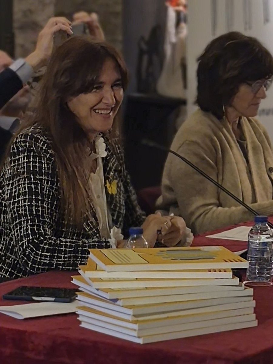 LauraBorras's tweet photo. Ahir al vespre el teatre romà de Vic era ple com un ou. No hi cabia ni una agulla. Una imatge que parlava, ella sola, de la força de la memòria i de la voluntat de mantenir viu el record de @xandri_lluis .
Va ser especialment emocionant escoltar el parlament de la seva vídua Imma @CollPrat i veure-hi presents els seus tres fills. Perquè la presentació del Memorial que parla de la repressió política de l’independentisme i de la regressió lingüística del català impulsat per advocats que han defensat i defensen represaliats ha estat una tasca que porta la marca del compromís del Lluís. 
I va ser emocionant perquè encara que es presentessin dades, darrere de cada nom, de cada causa judicial i de cada història de repressió hi ha persones, famílies i vides que n’han hagut d’assumir les conseqüències.
Em van convidar a parlar de repressió i de regressió del català, dos fenòmens diferents que ens obliguen a fer-nos una mateixa pregunta: quina capacitat efectiva tenim, com a país, d’exercir els nostres drets col·lectius?
La repressió política ens recorda que la democràcia no es pot limitar a reconèixer formalment els drets: els ha de garantir. La regressió del català ens adverteix que una llengua no es preserva només amb declaracions solemnes: ha de poder ser parlada, viscuda i transmesa amb plena normalitat.
Per això, la memòria no pot ser només record del que hem patit. Ha de ser també compromís amb allò que encara hem de conquerir.
Un país no conserva els seus drets només perquè algun dia els hagi conquerit. Els ha de poder exercir, transmetre i defensar cada dia.
Gràcies a l’associació d’advocats d’Osona per la invitació i per la seva feina en defensa de les persones represaliades. I gràcies a totes les persones que, omplint el teatre romà i estant-s’hi dempeus una bona estona, van demostrar que la memòria no és una mirada enrere: és una responsabilitat de futur. I que hi som: drets i disposats a mantenir i exercir els nostres drets, com a independentistes i com a catalanoparlants.