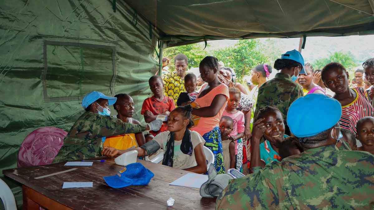 RwandaMoD's tweet photo. Rwandan peacekeepers serving with the United Nations Multidimensional Integrated Stabilization Mission in the Central African Republic (MINUSCA), under RWABATT-1, today provided free healthcare services to 143 residents of the 9th Arrondissement of Bangui, Central African Republic.

The medical outreach was conducted as part of activities to mark United Nations Day. It aimed to support vulnerable residents with limited access to healthcare by providing medical consultations, treatment, and medicines.

The services covered a range of communicable and non-communicable diseases, as well as dental and eye care.
--------------------------------------
Ingabo z’u Rwanda (RWABATT-1) ziri mu butumwa bw’Umuryango w’Abibumbye bwo kugarura amahoro muri Repubulika ya Santarafurika (MINUSCA), uyu munsi batanze serivisi z’ubuvuzi ku buntu ku baturage 143 bo mu Karere ka 9 i Bangui, mu murwa mukuru wa Repubulika ya Santarafurika.

Iki gikorwa cyo kugeza ubuvuzi ku baturage cyakozwe mu rwego rwo kwizihiza Umunsi w’Umuryango w’Abibumbye. Cyari kigamije gufasha abaturage batishoboye kubona serivisi z’ubuvuzi, binyuze mu kubasuzuma, kubavura no kubaha imiti.

Serivisi zatanzwe zarebaga indwara zandura n’izitandura, ndetse hanavuwe indwara z’amenyo n’amaso.