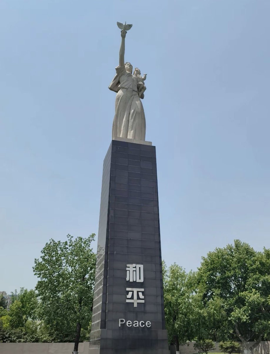 TeA66218018's tweet photo. @TohChika3 @sunsonking 这是在南京大屠杀遇难同胞纪念馆里的一句话。正因为有这样沉痛的历史。所以更要正视历史，铭记历史。只有这样，人们才能更加珍视和平。而这，就是我们的教育和政府一直以来传达的宗旨。 https://t.co/8jsUJ8Ol0S