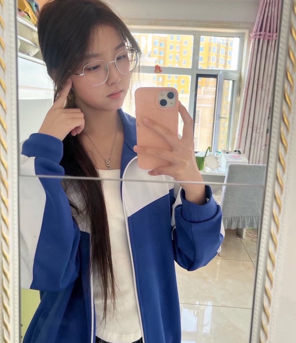 amanda54tu7's tweet photo. 睡不着。  新拍的  照片

有人想要锐评一下我14岁的福嘛😌 

（拒绝人机）赶紧看，我要删了  

真没有📷流言2我真给呀 https://t.co/nFvgUdrjks