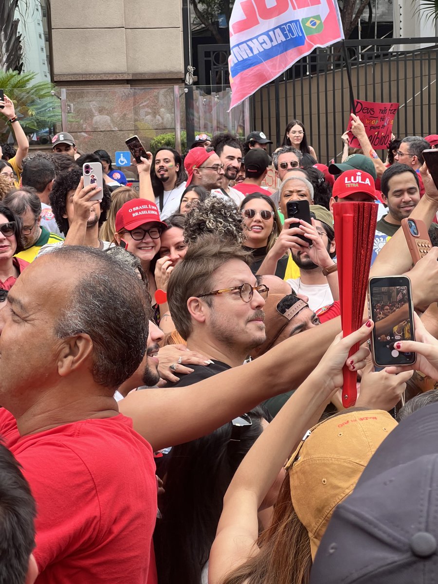 emersin6's tweet photo. Porchat surgiu aqui na Paulista do nada mlk https://t.co/uJlpoICu5v