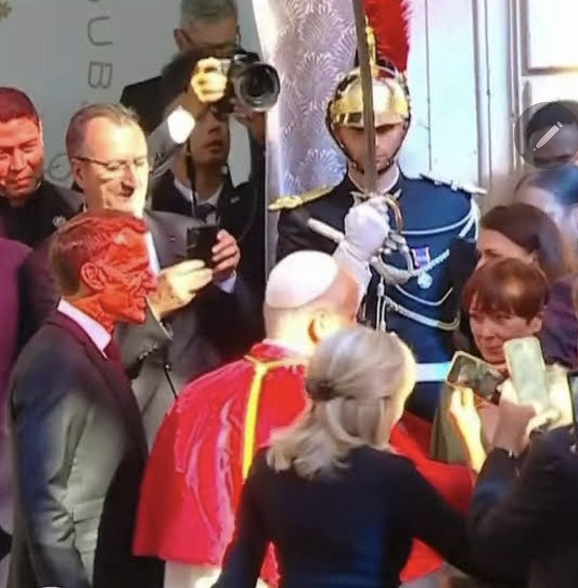f_asselineau's tweet photo. L'étrange lumière rouge qui a embrasé le visage de Macron au moment précis de l'arrivée du pape à l'Élysée n'était qu'un simple reflet.
Mais ce cliché a enflammé les réseaux sociaux, tant il correspond au ressenti de milliers d'internautes qui perçoivent Macron comme démoniaque. https://t.co/EMwHO4kOm8