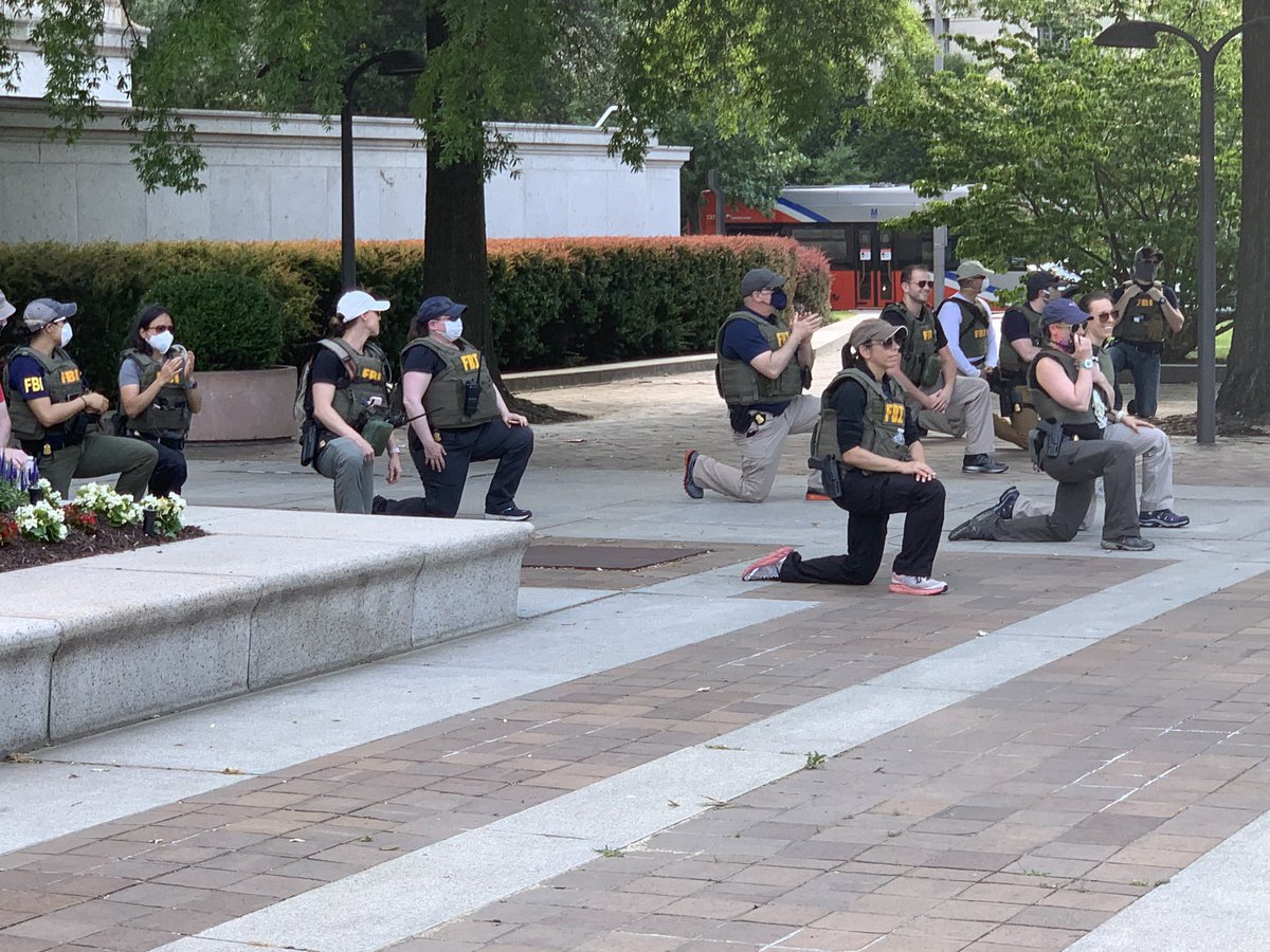 Vromanfo's tweet photo. 🚨 BOOM!  The FBI has just FIRED agents who were photographed kneeling during the 2020 George Floyd riots!  

Good riddance! ✌🏼 https://t.co/jjpojVlDCQ