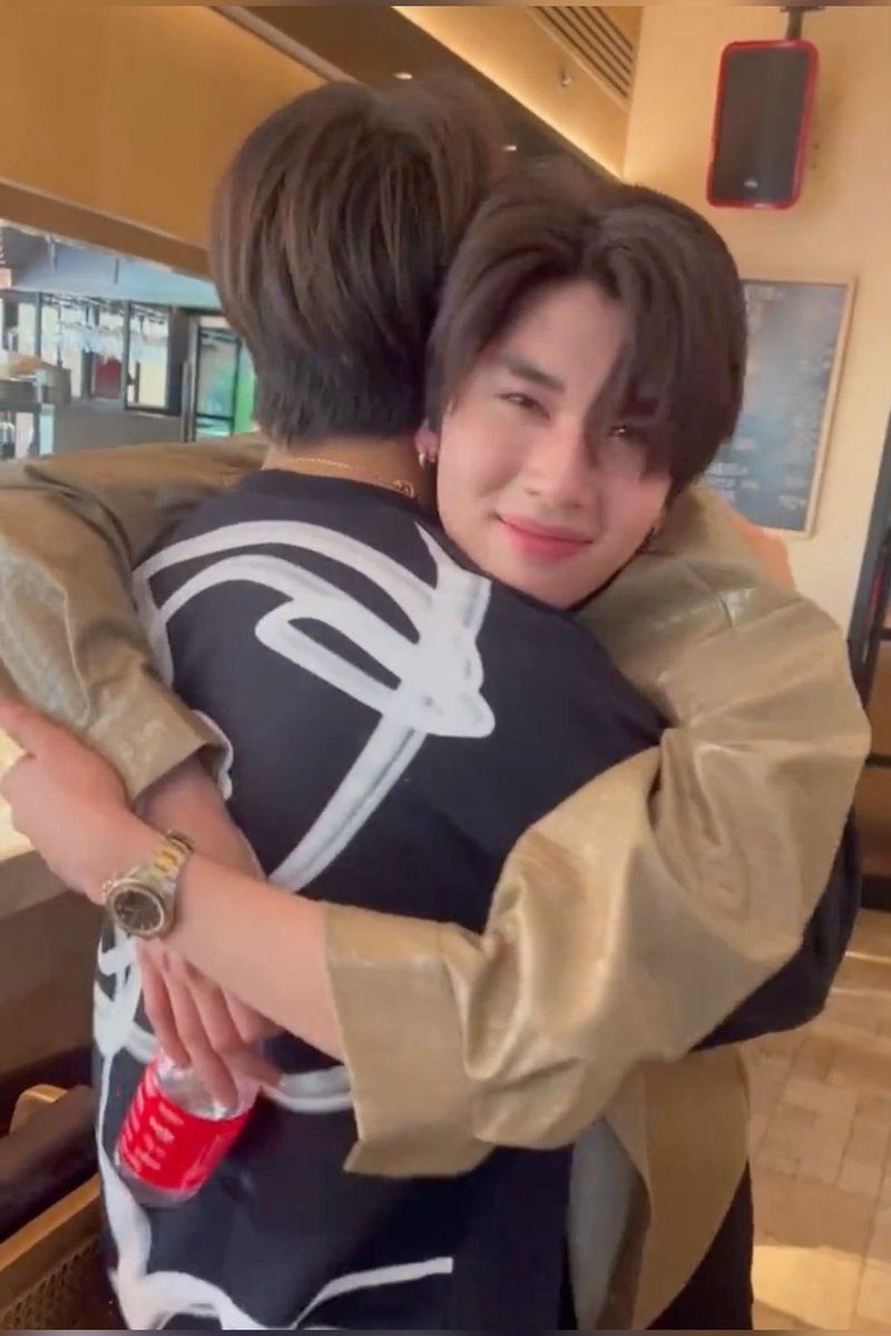 whosjhwa's tweet photo. Put your head on my shoulder ชอบแบบไหนเลือกเลยๆ https://t.co/SPtrCUXYsQ