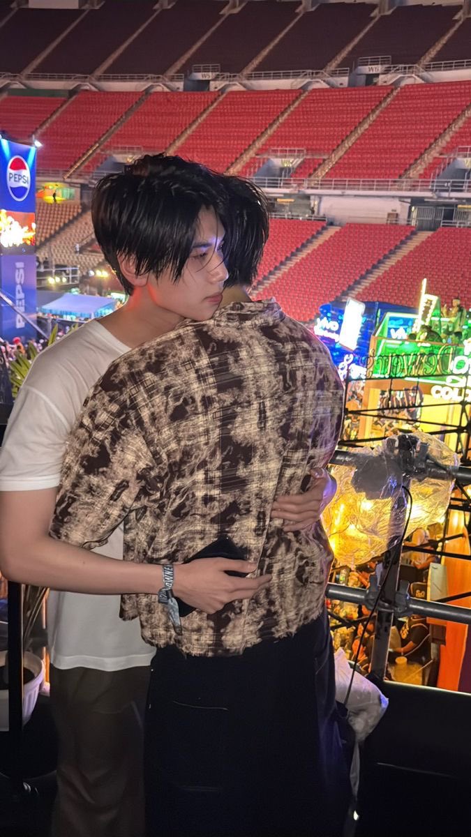 whosjhwa's tweet photo. Put your head on my shoulder ชอบแบบไหนเลือกเลยๆ https://t.co/SPtrCUXYsQ
