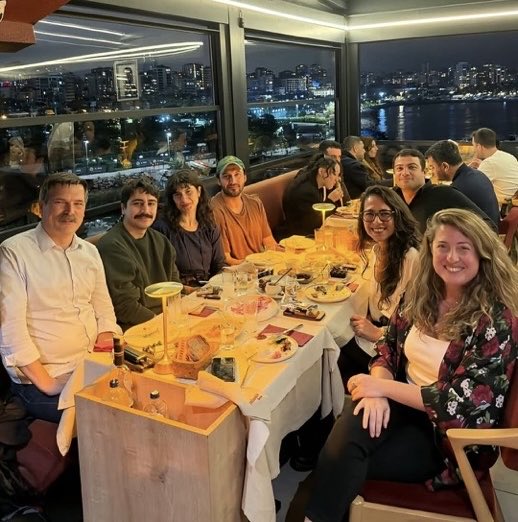 samiltayyar27's tweet photo. Bu devrimci kardeşlerimiz de yurdum insanı, yesinler içsinler.

Onlar da boğaza nazır masalarında rakılarını yudumlayıp balık yemesinler mi?

Çok ayıp.

Biber gazı da nefes borusundan başka türlü çıkmıyor ki.

Efendim, o masanın hesabı kaç asgari ücret yaparmış.

Güzel kardeşim, onların devrim masalına inanırsan rakı masasına meze olursun.

Kusura bakma.