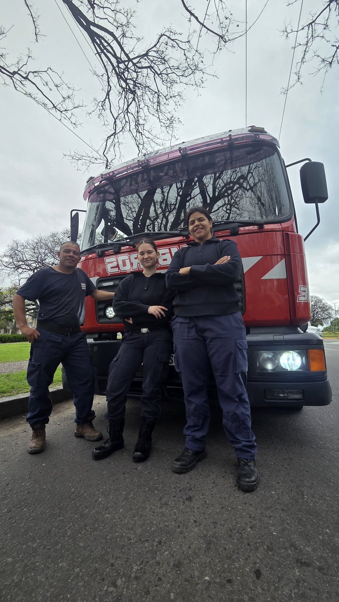 BombVolRosario's tweet photo. #Ahora se encuentran cumpliendo guardia activa con nosotros los Bomberos Daniel Barboza y Candela Zendra, miembros de Bomberos Voluntarios de San Lorenzo; y la Bombero a Ayelen Raimondo, miembro de Bomberos Voluntarios de Carreras. Esto se encuadra dentro del marco denominado “Rosario, Cuartel Escuela” y es parte del proyecto que presentamos a @BomberosSantaFe que tiene como objetivo el entrenamiento y camaradería entre los 157 cuarteles de Bomberos de la Provincia. 

#BomberosRosario
#NosNecesitamos

@emergenciasAR @leodelga2 @CalleDeRosario