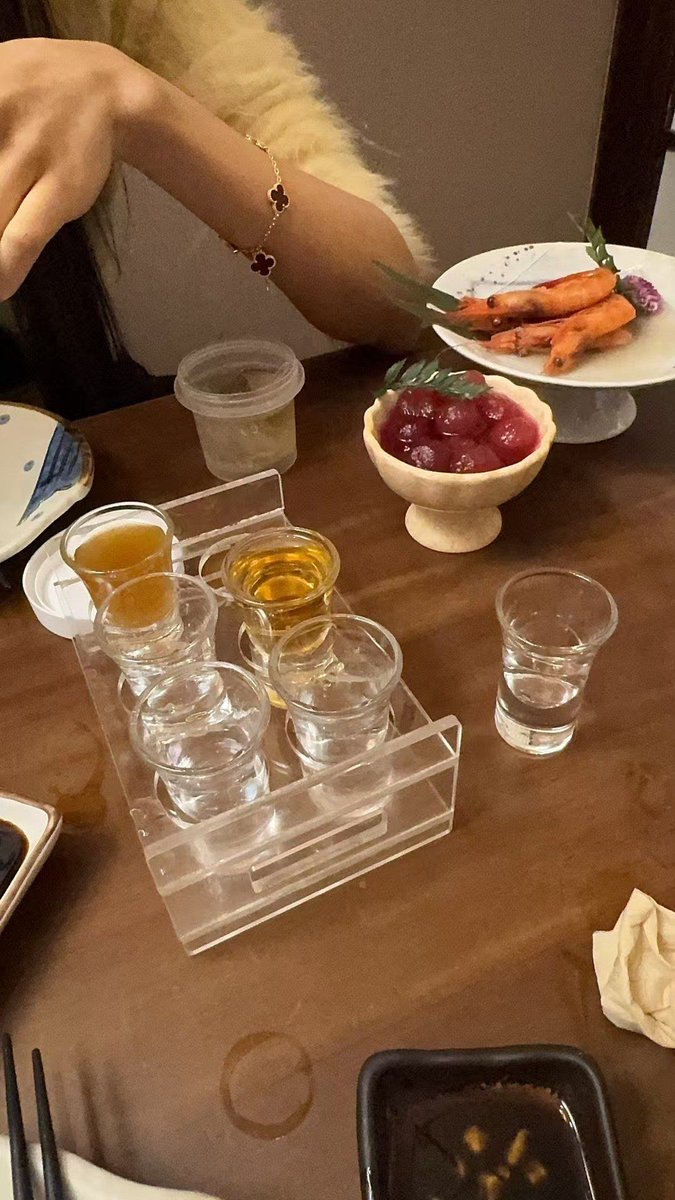 inuno_sita's tweet photo. [今日の終業後、疲れた同僚を居酒屋へ誘った。温かい湯豆腐と美味しい酒で、明日も頑張れそう！] https://t.co/PgbFBu14jX