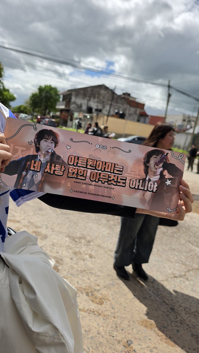 valenrkive's tweet photo. estuvimos repartiendo estos banners para jin !!!! cambios en el fan project, cantar the astronaut en army time con los banners (según entendi) y levantar los banners cuando este por hablar después de las surprise songs mientras coreamos su nombre !!!!!!!! OJALA SALGA https://t.co/dIqAwy8mDf
