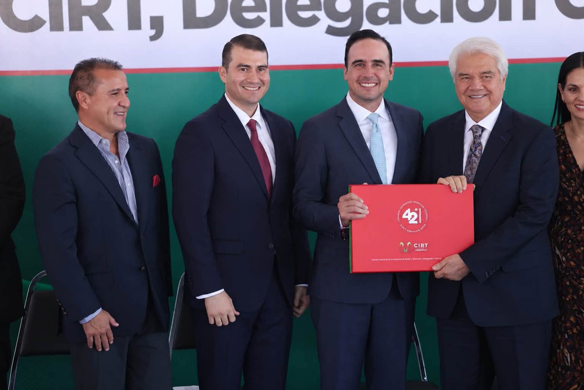 MartinGomezCald's tweet photo. #Saltillo | Reconoce Gobernador @manolojim Trayectoria y aportación de la #CIRT y sus integrantes al #Desarrollo de Coahuila.
https://t.co/bALbk3um6L #RTNews #Coahuila #Torreon #Monclova #PiedrasNegras #Acuña https://t.co/m0o4SgRjMf