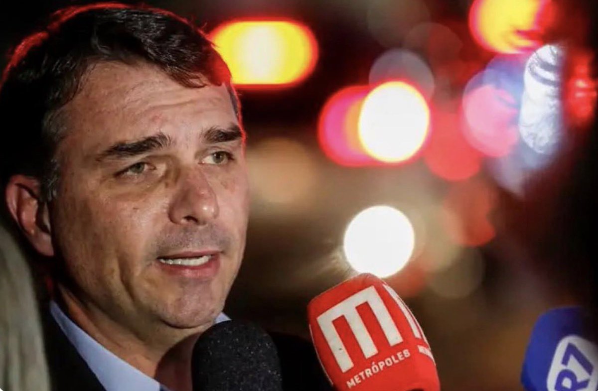 corrupcaobrnews's tweet photo. 🚨URGENTE! Flávio Bolsonaro CONFIRMA que não é de direita nem de esquerda, é de ladinho para Daniel Vorcaro https://t.co/n95gaZmIUL
