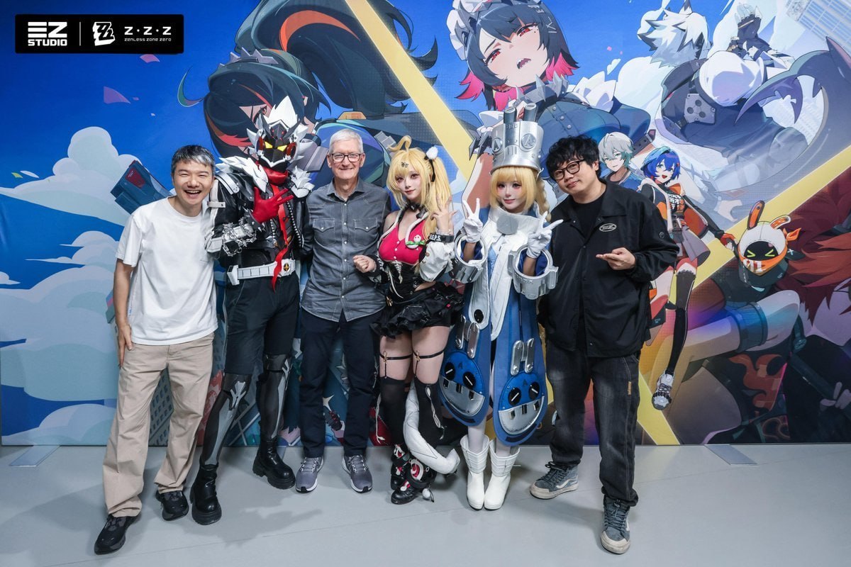 aniwispcom's tweet photo. Tim Cook visited HoYoverse to... hang out with cosplayers - all the ZZZ waifus got a photo with the Apple CEO

Reports say the billionaire also checked out how the gacha runs on the new iPhone Duo. https://t.co/y5VPDODv3P