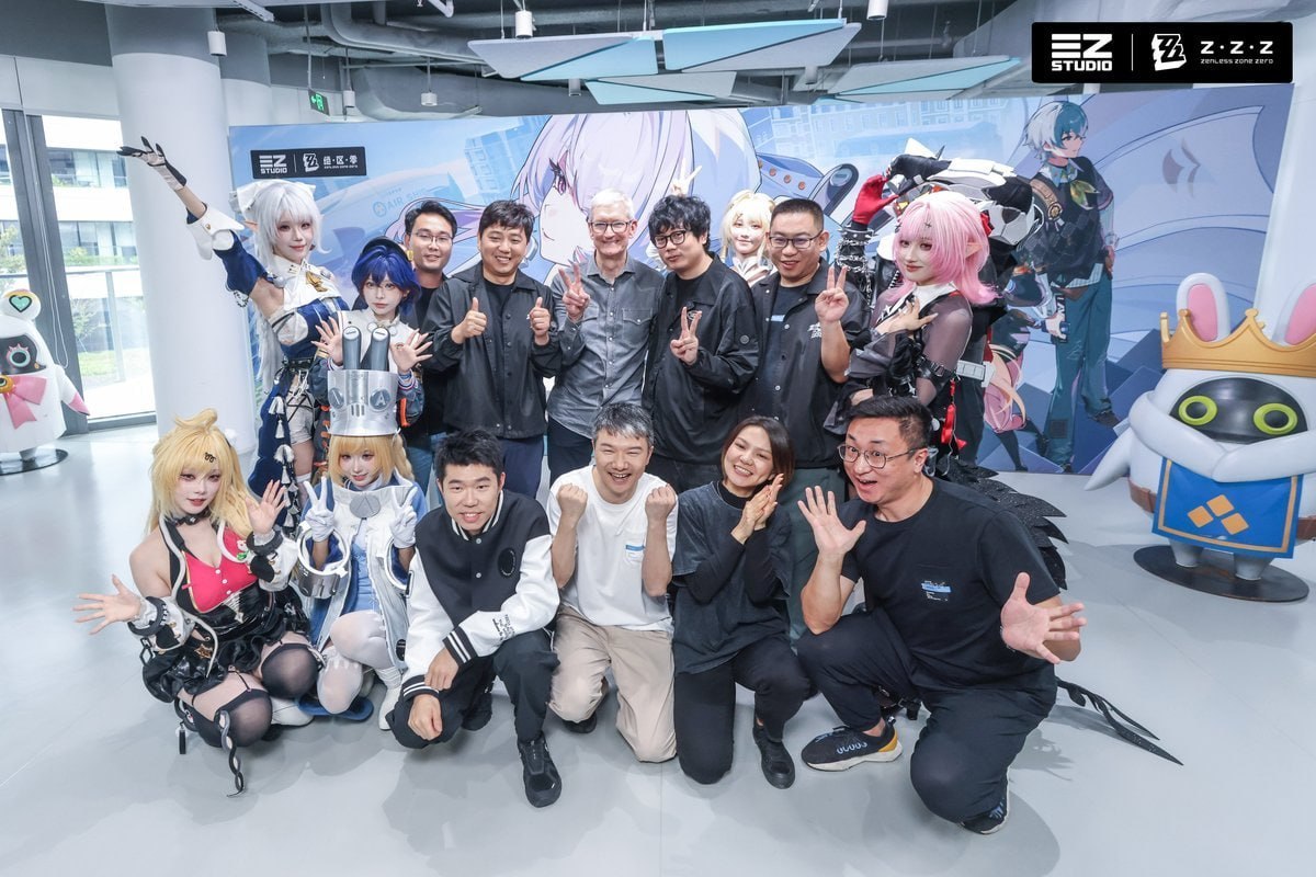 aniwispcom's tweet photo. Tim Cook visited HoYoverse to... hang out with cosplayers - all the ZZZ waifus got a photo with the Apple CEO

Reports say the billionaire also checked out how the gacha runs on the new iPhone Duo. https://t.co/y5VPDODv3P