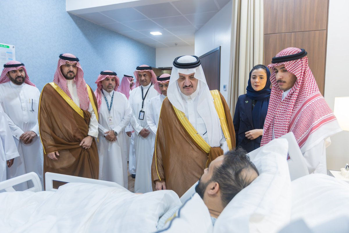 Updateksa's tweet photo. سمو أمير المنطقة الشرقية وسمو نائبه يزوران المصاب جراء العدوان الغاشم الذي استهدف مطار الملك فهد الدولي
..
.. https://t.co/6OD5ANM4Qi
