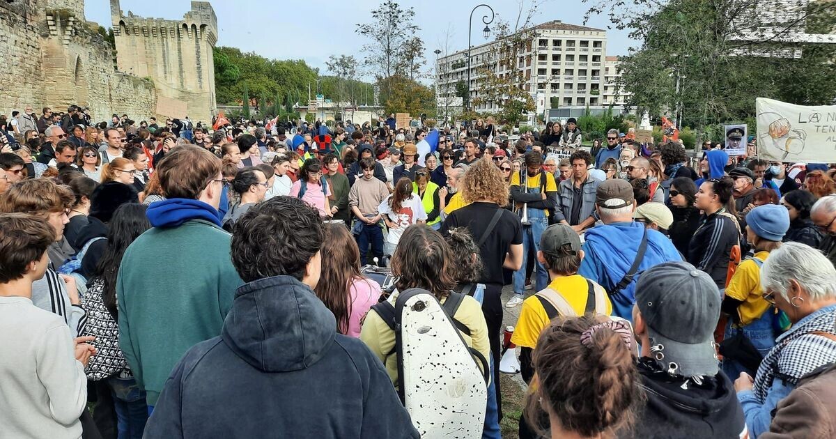 ici_officiel's tweet photo. Attaque dans les Yvelines : plusieurs centaines de personnes rassemblées à Trappes au lendemain de l'attaque mortelle
➡️ https://t.co/1KuGAaAbg5 https://t.co/dXhFcsFGEB