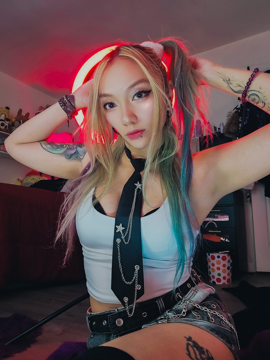 FindTheRabbit's tweet photo. Stay up with me? 🌙✨️ https://t.co/NtIZ9FRFFp