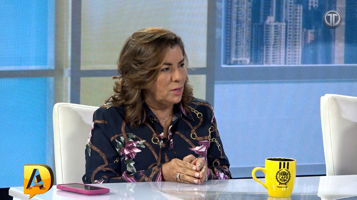 Debate_Abierto's tweet photo. "En los sectores afectados tenemos personas que saben trabajar, una construcción bien llevada y luego que solo tenga la dirección de un buen ingeniero o arquitecto para que se haga, pero que sea local", Fulvia Bósquez de Vargas, de la Cámara de Comercio de Santiago. https://t.co/DcC6tAVzYm
