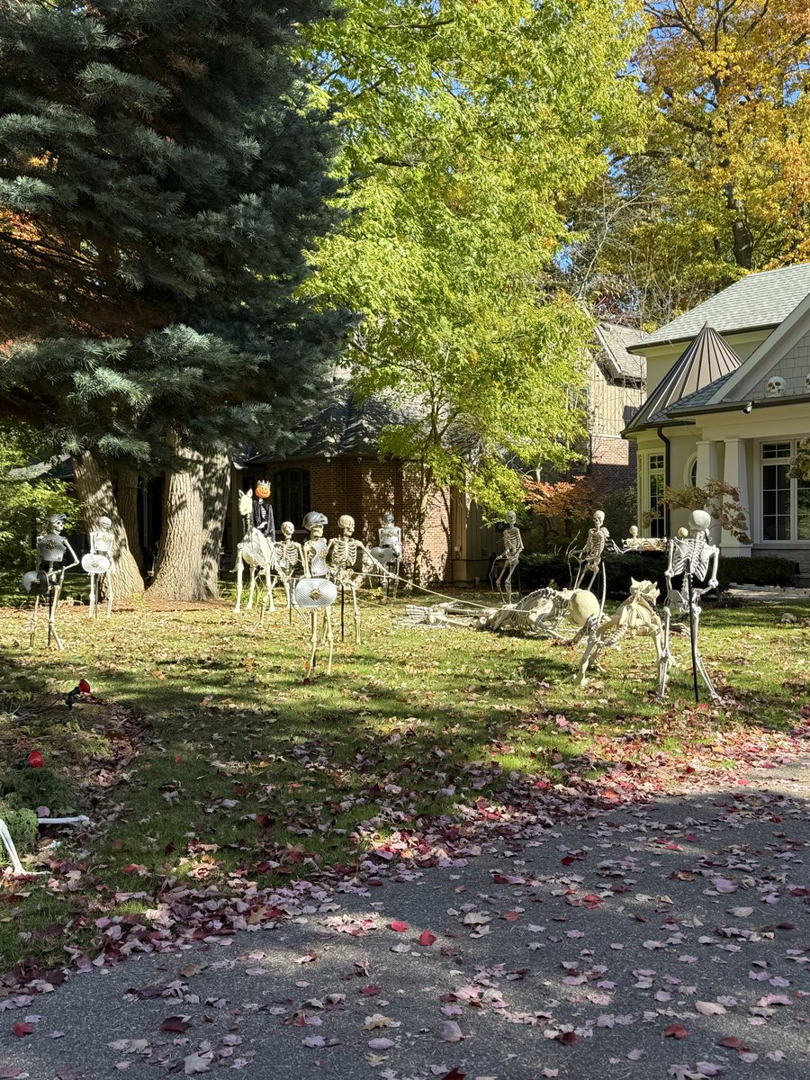 LongTplexTrader's tweet photo. Halloween is coming.  Neighborhood is a little into it https://t.co/pxL52MWM3p