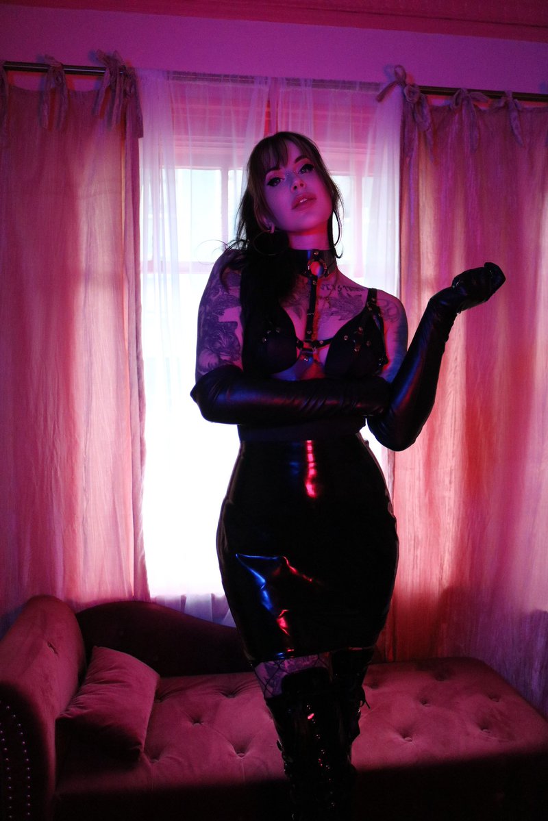 sfDomme's tweet photo. This picture is for the person who’s gifting me on throne and only for them 
❤️‍🔥❤️‍🔥❤️‍🔥 https://t.co/jKGR5TRuL5