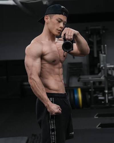 andrezheng2's tweet photo. @UZ7nNrCY8ZvxwC5 @serhat15710562 东亚人肌肉 是低脂肪 更好看 https://t.co/09lF5XjYCL