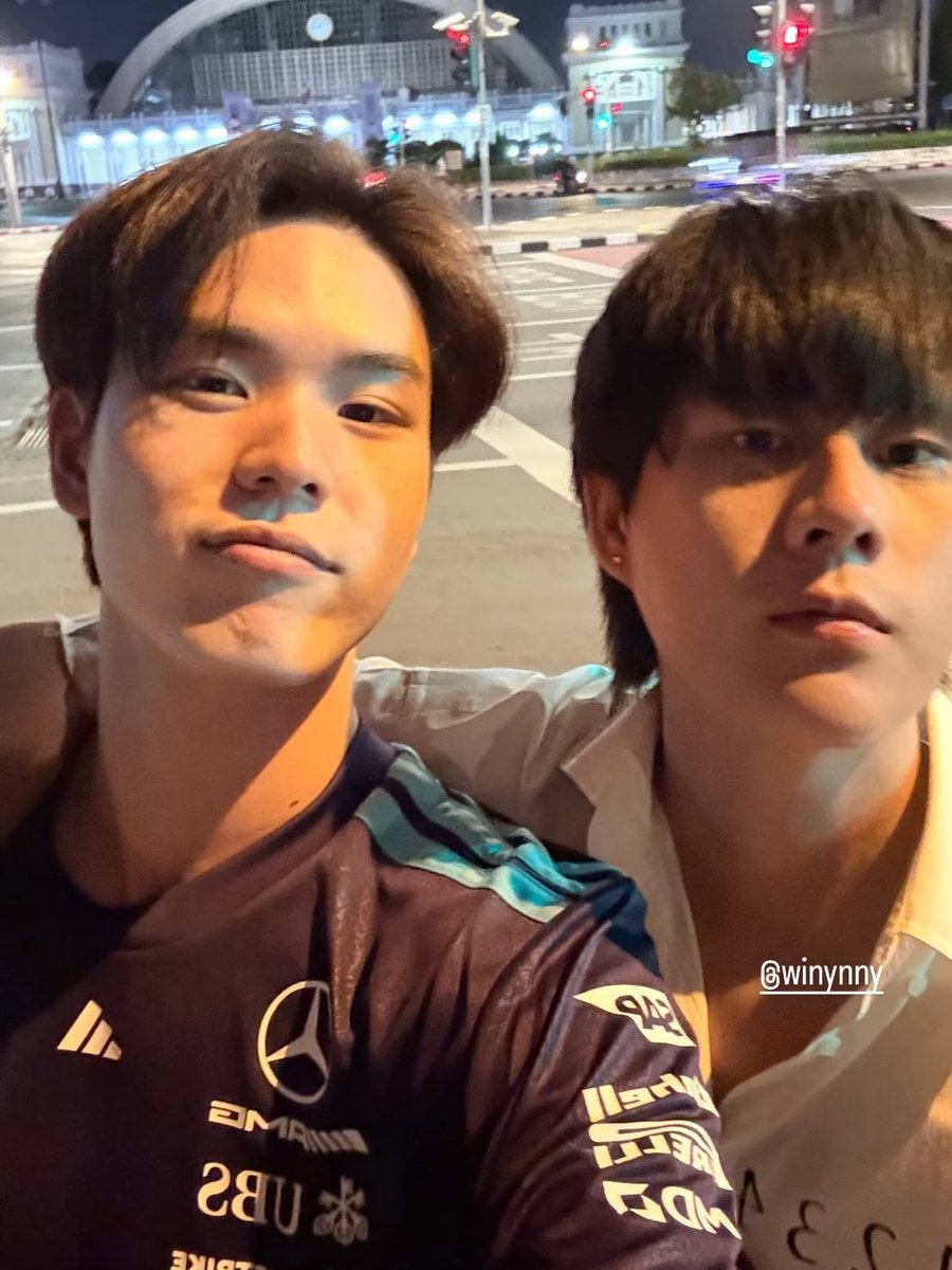 imuninasi's tweet photo. OH HELLO BOYS WHY R U GUYS STILL OUTSIDE AT THIS HOUR??? FILMING PILOT GMMTV2027?????? https://t.co/pjYBFNTkRr