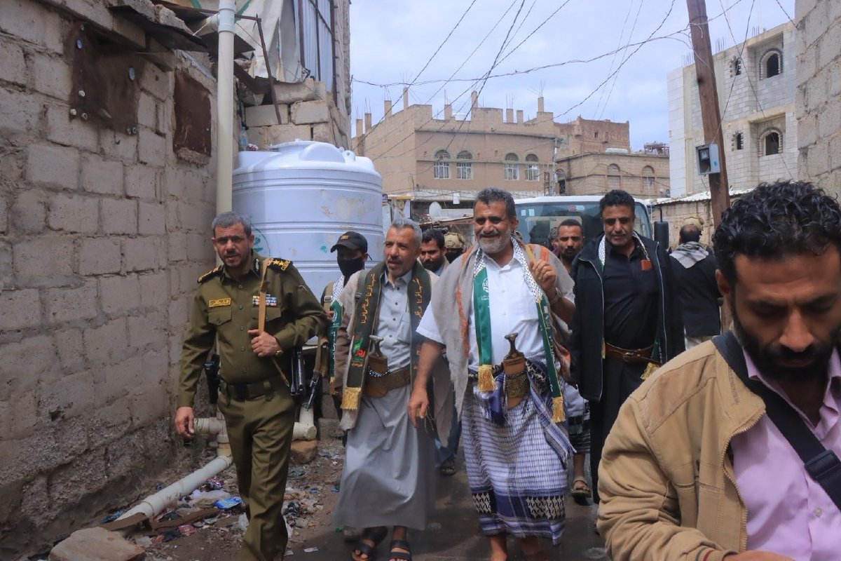 Alshohadaayemen's tweet photo. البيضاء | تدشين فعاليات الذكرى السنوية للشهيد 1448هـ وافتتاح معرض صور الشهداء وزيارة أسرهم وروضاتهم

دشّنت السلطة المحلية والتعبئة العامة وفرع الهيئة العامة لرعاية أسر الشهداء بمحافظة البيضاء، اليوم، فعاليات وأنشطة الذكرى السنوية للشهيد 1448هـ في مديريات مربع رداع، بفعالية خطابية وافتتاح معرض لصور الشهداء.

وفي التدشين، أكد محافظ البيضاء عبدالله إدريس، أهمية إحياء الذكرى لاستلهام الدروس من تضحيات الشهداء، وتجسيد قيم الوفاء والثبات والتضحية، مشيرًا إلى أن ما ينعم به الوطن من أمن واستقرار وكرامة هو ثمرة لتضحياتهم، ومؤكدًا استمرار الوفاء لدمائهم والسير على دربهم.

من جانبه، أوضح مدير عام فرع الهيئة العامة لرعاية أسر الشهداء بالمحافظة عبدالقادر الريامي، أن إحياء الذكرى يجسد الوفاء والعرفان للشهداء، مؤكدًا اهتمام الهيئة بأسرهم وأبنائهم، وتعزيز برامج الرعاية وتلمس احتياجاتهم، بما يليق بعظمة تضحيات ذويهم.

وعقب الفعالية، افتتح المحافظ معرض صور الشهداء، مشيدًا بمستوى تنظيمه ودوره في توثيق مآثر الشهداء وتعريف الأجيال بتضحياتهم وبطولاتهم.

وفي السياق، نفّذ المحافظ ومرافقوه زيارات ميدانية لأسر الشهداء وروضاتهم، جرى خلالها تقديم السلال الغذائية والهدايا الرمزية المقدمة من الهيئة العامة لرعاية أسر الشهداء، في تجسيد عملي لمعاني الوفاء والعرفان، وتأكيد استمرار العطاء والرعاية لأسر الشهداء، تقديرًا لتضحيات ذويهم وترسيخًا لنهج الوفاء الذي يليق بمكانتهم.

#شهداؤنا_عظماؤنا