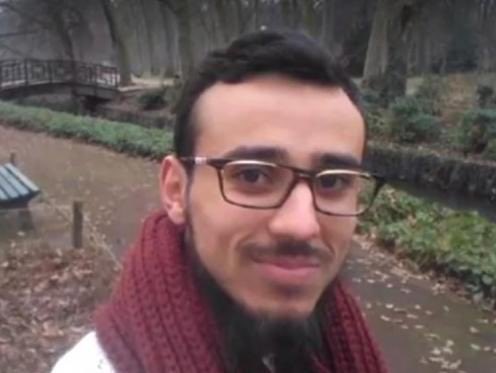 GeoRossignol's tweet photo. 🇫🇷 Dans les faits, le seul djihadiste français à avoir explicitement appelé à voter lors d’élections françaises est Omar Omsen, recruteur de djihadistes en Syrie, en faveur de Marine Le Pen en 2017.

Dans un entretien à Complément d’enquête, il déclarait :
« Si les Français ne veulent pas la guerre, ils votent Marine Le Pen. Elle est une femme, qui est on peut dire raciste, mais au moins elle défend les vraies valeurs de la France. Cette femme a demandé aux troupes françaises de revenir parce que cette guerre-là ne les concernait pas. Eh bien, elle a tout à fait raison. »

Il justifiait ce vote par le fait que le Front national était, à ses yeux, le parti le moins interventionniste militairement (notamment sur le Mali, et par extension sur la Syrie), et donc celui qui laisserait le plus tranquille les pays musulmans. (Sa position est sûrement plus la même depuis le revirement du RN sur la question palestinienne).

Il y avait aussi Mohamed Hichem Medjoub (auteur de l’attentat à la bombe de Lyon en mai 2019) qui selon les enquêteurs, avait choisi de poser son colis piégé juste avant les élections européennes afin de faire monter le vote du RN. Il estimait que le RN était le parti le plus susceptible de créer les conditions d’une guerre civile et d’une polarisation de la société, favorables à ses idées. 

Sinon, dans l’immense majorité des cas, les djihadistes français sont apolitiques au sens démocratique et rejettent le système en bloc. Leur référence centrale est la hakimiyya : le pouvoir n’appartient qu’à Dieu, et tout système politique humain (démocratie, partis, vote) est rejeté comme de l’association à Dieu. Voter pour un parti laïc, en plus d’être considéré comme indigne (attendre la protection d’un non-musulman), peut même être considéré comme de l’apostasie. 
Et sur le plan moral, la droite française, même la plus identitaire, reste bien plus proche de la gauche française, même la plus à gauche, que des djihadistes.