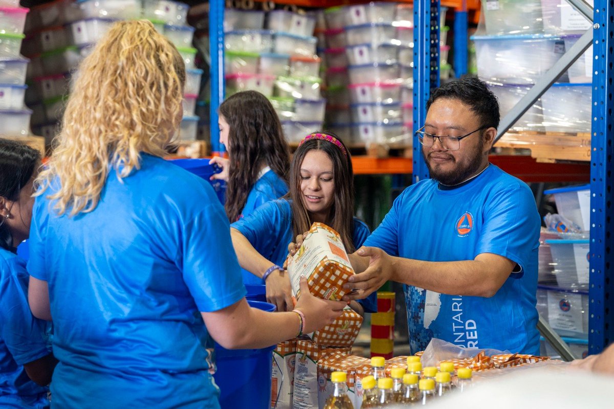 ConredGuatemala's tweet photo. #CadaAcciónCuenta Jóvenes voluntarios del Sistema CONRED apoyan en la preparación y llenado de raciones de ayuda humanitaria que serán entregadas a familias afectadas por la variabilidad climática en el país, sumando esfuerzos para atender las necesidades de la población guatemalteca.