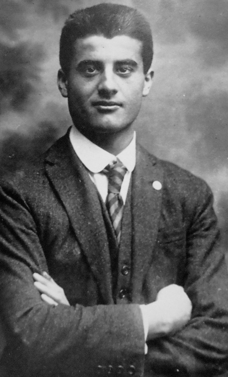 fitzjlogan's tweet photo. São Pier Giorgio Frassati, santo que lutou contra o fascismo na Itália, dedicou sua vida aos pobres, doentes e trabalhadores. 

São Pier Giorgio Frassati, rogai por nós!

🙏🏻🙏🏻🙏🏻🙏🏻❤️❤️❤️❤️ https://t.co/wsMV5bmuCk