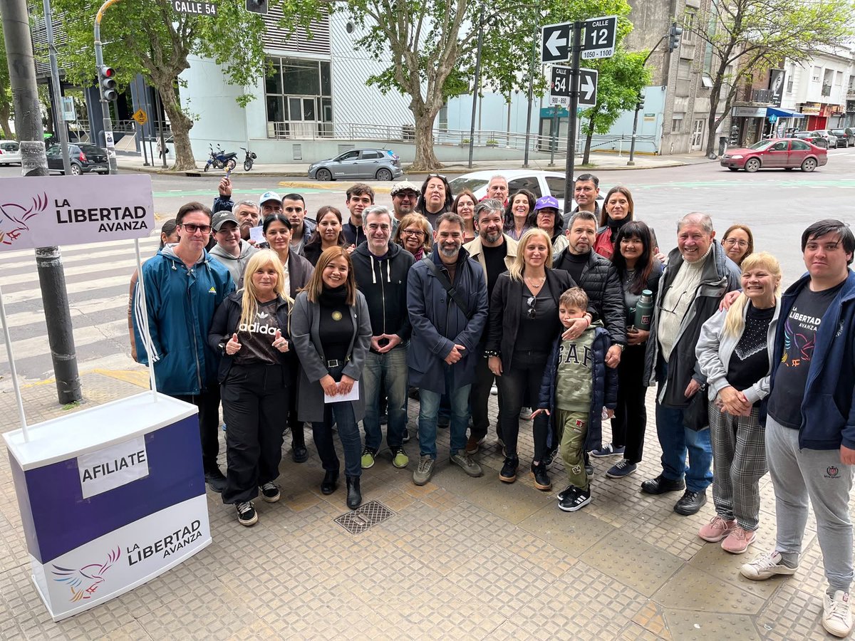 LLAenPBA's tweet photo. LA GRAN MAYORÍA DE LOS BONAERENSES QUIERE TERMINAR CON EL KIRCHNERISMO

La jornada masiva de afiliación en los 135 distritos volvió a poner de manifiesto que hay bonaerenses dispuestos a involucrarse y participar activamente del futuro de su provincia.

Como suele decir nuestro Presidente, para que el mal triunfe solo basta con que los justos no hagan nada. Seguimos sumando leones de bien dispuestos a dar la batalla en el último bastión del kirchnerismo.