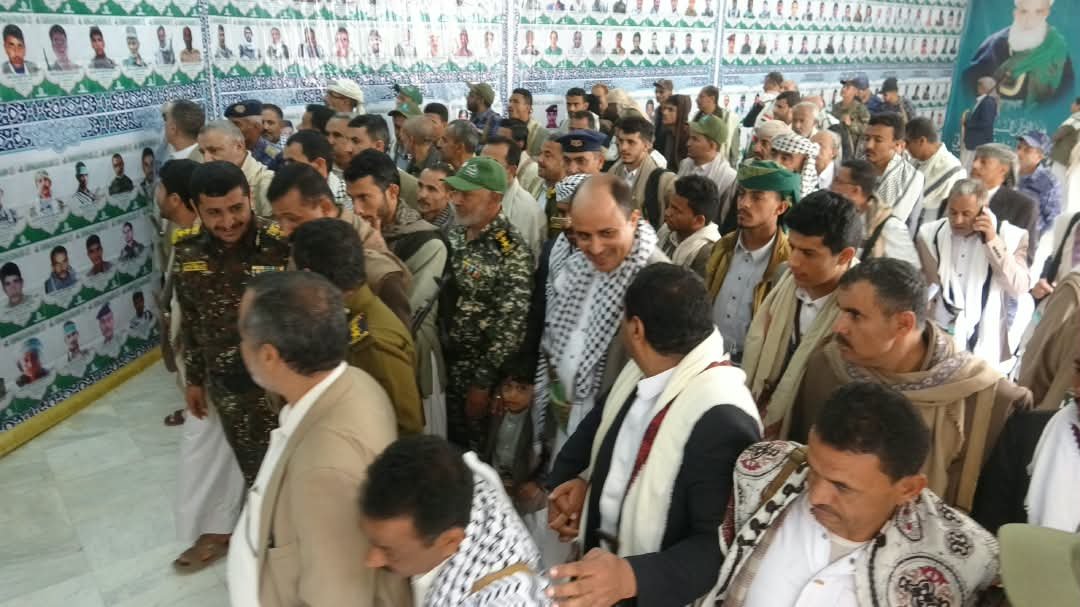 Alshohadaayemen's tweet photo. حجة | افتتاح معرض صور الشهداء وتدشين فعاليات الذكرى السنوية للشهيد بزيارات ميدانية لأسر الشهداء وروضاتهم

افتتح محافظ محافظة حجة القاضي هلال الصوفي، ونائب مسؤول التعبئة بالمحافظة أبو حمزة شايم، اليوم، معرض صور الشهداء بمركز المحافظة، في إطار تدشين فعاليات الذكرى السنوية للشهيد 1448هـ، التي تتضمن زيارات ميدانية لأسر الشهداء وروضاتهم، وفاءً لتضحياتهم واستذكارًا لمآثرهم البطولية.

واطلع الصوفي وشايم، ومعهما مدير فرع الهيئة العامة لرعاية وتأهيل أسر الشهداء مطهر صفي الدين، والمدير التنفيذي لمؤسسة الشهداء حسن علي جران، ومدير عام الرعاية الاجتماعية بالهيئة حسين الشيخ، ورئيس جامعة حجة الدكتور طه الحمزي، ومسؤول قطاع التربية بالمحافظة علي القطيب، ومسؤول قطاع الإرشاد العلامة حسين جحاف، على أقسام وأجنحة المعرض التي احتوت على صور شهداء المحافظة الذين سطروا ملاحم بطولية في مواجهة العدوان السعودي الأمريكي الإماراتي ومرتزقته، ومن ارتقوا شهداء على طريق القدس.

وفي الافتتاح، الذي حضره عدد من مديري المكاتب التنفيذية، أكد الصوفي وشايم أن إحياء الذكرى السنوية للشهيد يمثل محطة إيمانية وتعبوية لاستلهام معاني العطاء والإيثار والتضحية والشجاعة والثبات في سبيل الله، واستحضار المواقف البطولية للشهداء في الدفاع عن الوطن.

وأشارا إلى أن تضحيات الشهداء ستظل حاضرة في وجدان الشعب اليمني، وأن ما جسدوه من بطولات وتضحيات يمثل مصدر إلهام للأجيال في التمسك بالحرية والعزة والكرامة، ومواصلة مواجهة الغزاة ومناصرة القضايا العادلة للأمة، وفي مقدمتها القضية الفلسطينية.

ولفتا إلى أهمية إحياء هذه المناسبة لاستلهام الدروس والعبر من تضحيات الشهداء الذين رووا بدمائهم الطاهرة تراب الوطن، دفاعًا عن سيادته واستقلاله وكرامة أبنائه.

وشددا على ضرورة تعزيز التكافل الاجتماعي والاهتمام بأسر الشهداء وتفقد أحوالهم وتلمّس احتياجاتهم، وفاءً وعرفانًا بتضحيات ذويهم، مؤكدين أهمية استلهام القيم والمبادئ التي ضحى الشهداء بأرواحهم من أجلها، والسير على نهجهم في نصرة الحق والعدل.

وعقب افتتاح المعرض، زار المحافظ ونائب مسؤول التعبئة ومرافقوهما روضة الشهداء بمنطقة الصيح في مركز المحافظة، وقرأوا الفاتحة والدعاء للشهداء، مترحمين على أرواحهم ومشيدين بتضحياتهم في ميادين العزة والكرامة دفاعًا عن الوطن في مختلف الجبهات.

كما نفذوا زيارات ميدانية لعدد من أسر الشهداء في مدينة حجة، التقوا خلالها بذوي الشهداء، واطلعوا على أحوالهم واحتياجاتهم، وقدموا لهم هدايا الذكرى السنوية للشهيد، تأكيدًا على الاهتمام بأسر الشهداء وتعزيز أواصر الوفاء والتكافل الاجتماعي معهم.

وأكد الزائرون أن رعاية أسر الشهداء وتفقد أحوالهم مسؤولية وفاء تجاه التضحيات التي قدمها الشهداء، مثمنين الجهود المبذولة في تنظيم المعرض والاهتمام بروضة الشهداء، بما يسهم في ترسيخ ثقافة الوفاء للشهداء واستحضار مآثرهم وتضحياتهم في نفوس الأجيال.

#شهداؤنا_عظماؤنا
#الذكرى_السنوية_للشهيد_1448هـ