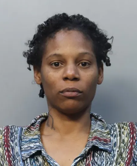 593canal's tweet photo. @patobonato 🔴Kiara Bryant, de 35 años, fue arrestada y enfrenta cargos menores después de que testigos la vieran golpear a un empleado en la cara en el gimnasio ubicado en 775 Southwest 8th Street el 12 de diciembre, según la policía de Miami.
Ahí tienen el 3 doritos después... De nada! https://t.co/eF7uVTq3pP
