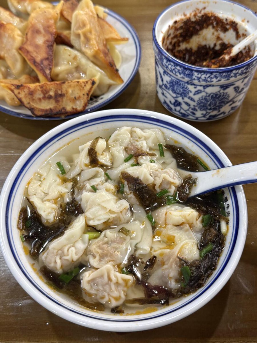 to_ro3's tweet photo. 「今日は餃子を沼のそばで食べたら、思わずハマっちゃって、帰るのを忘れそうになった！もう離れられない…」 https://t.co/tgROwBNdvt