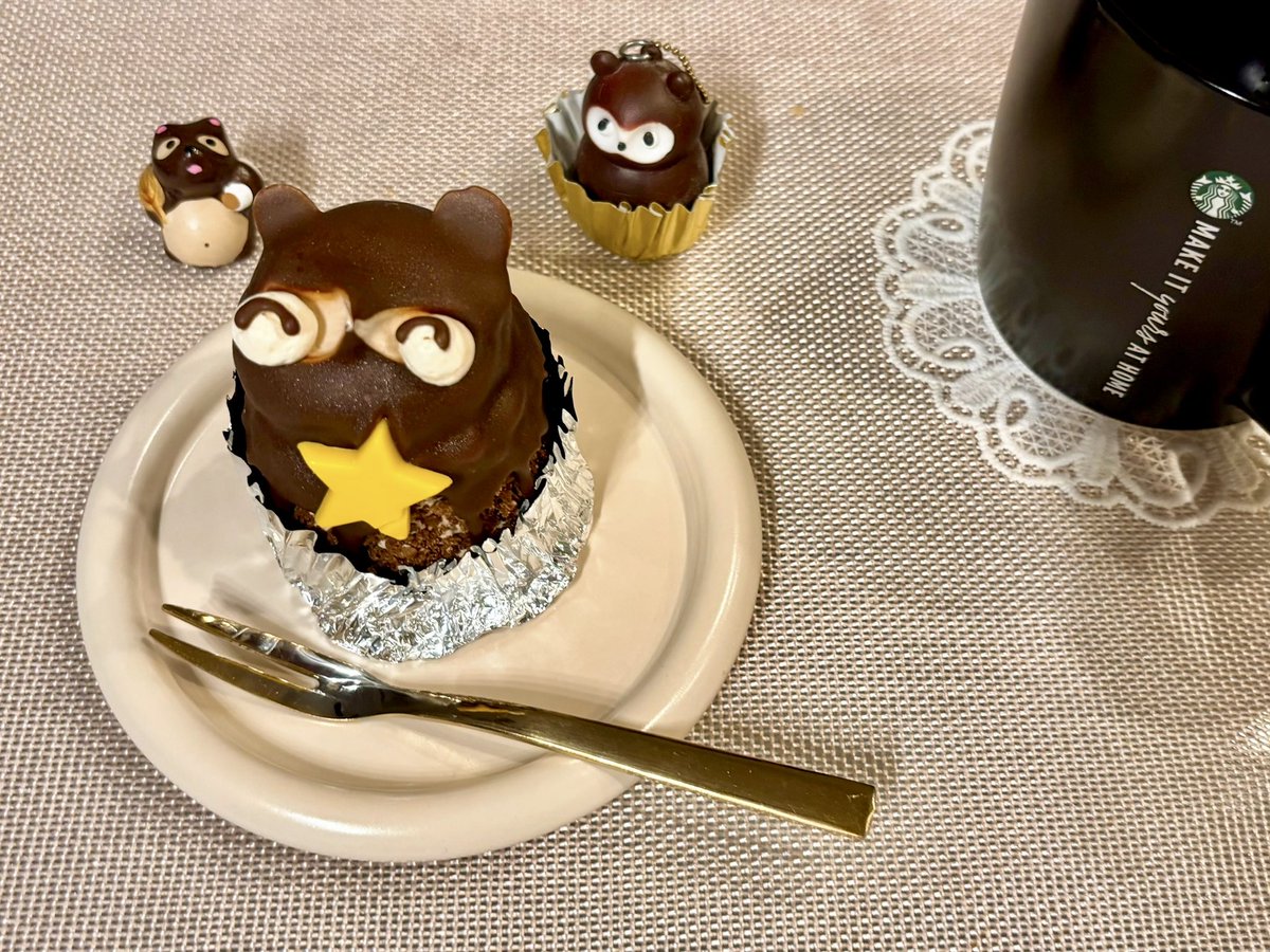 narubekutukuru's tweet photo. 深夜のおやつ、たぬきさん。懐かしい味だ。子供の頃、親にたぬきさん買ってもらえる時が嬉しかった。
東京で再び出会えて嬉しい。志たあめやのたぬきさんのTシャツ2枚とヘアゴムも持っていて愛用しています。ファンです。 https://t.co/f74JQa6IxO
