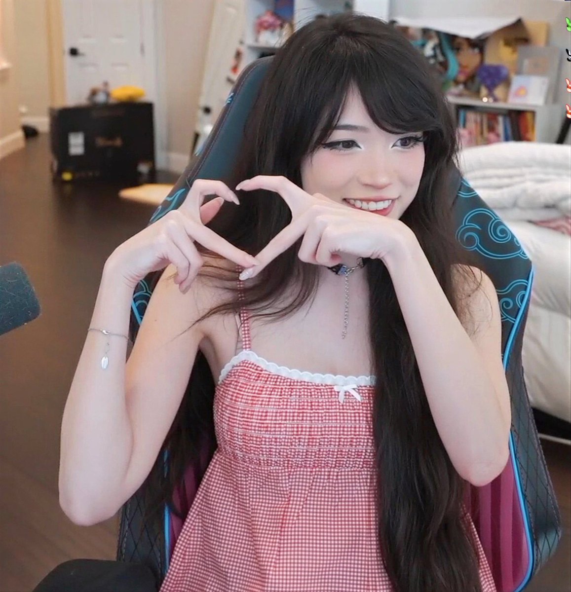 EmiRU__Fan's tweet photo. Emi wishes you a great weekend! 😊 https://t.co/xuaR0OHnuU