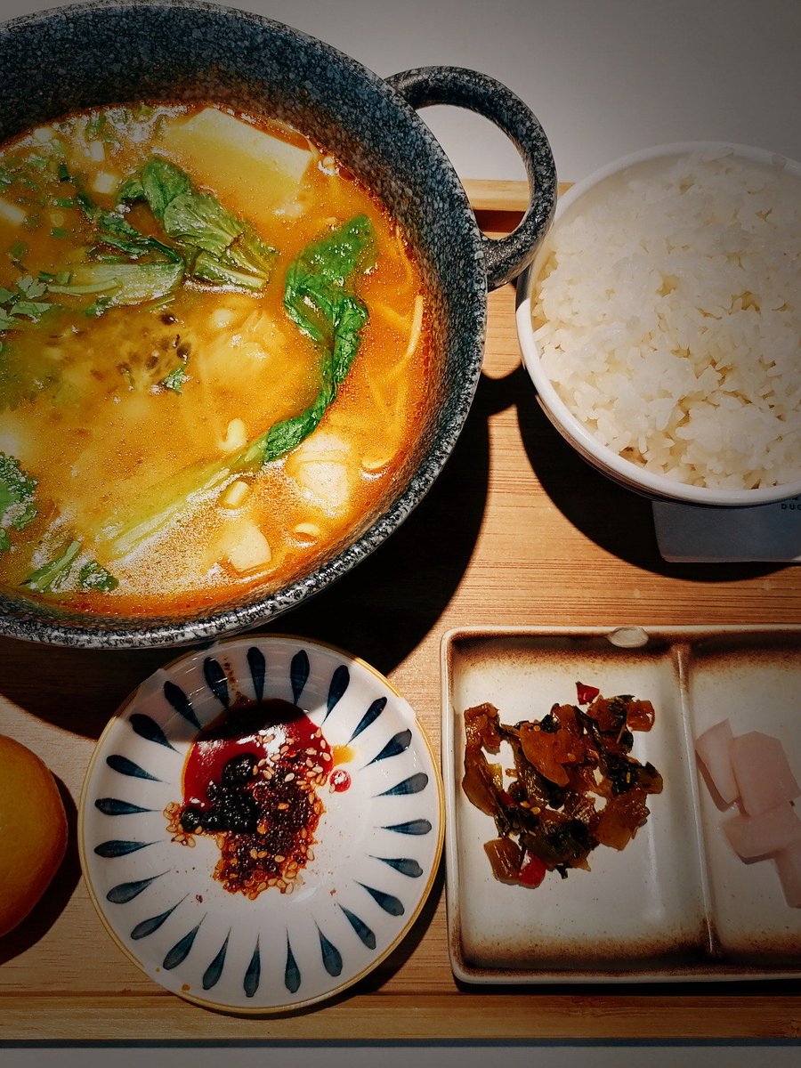 Chiko3312's tweet photo. 「今日の晩ごはん、当店自慢の特製煮込みで腹ペコを満たすんだ！」， https://t.co/cknvwFVC0U