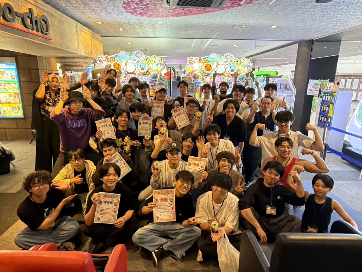 Taiko_Tonkotsu's tweet photo. 祝杯団体戦2026準優勝でした🥈🥈🥈
初めての県外の大会で緊張してたんですけど、皆さんに仲良くしていただいた上に賞状まで持って帰れて大満足です！！
もっと受け曲の対策をして帰ってきます！
ありがとうございました！！ https://t.co/WVM7bYtgpq