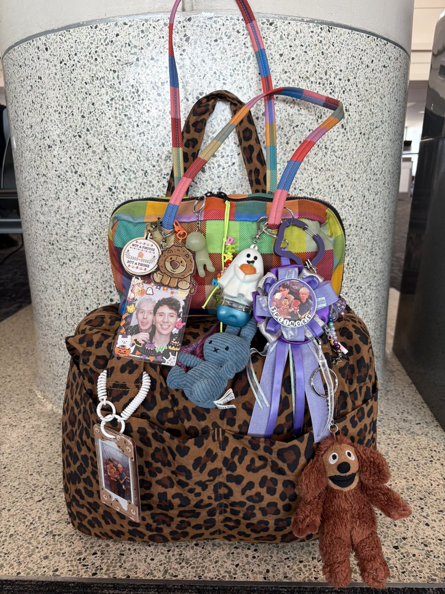 splinges's tweet photo. i have to be the most annoying person at the airport https://t.co/nJmxembwn0