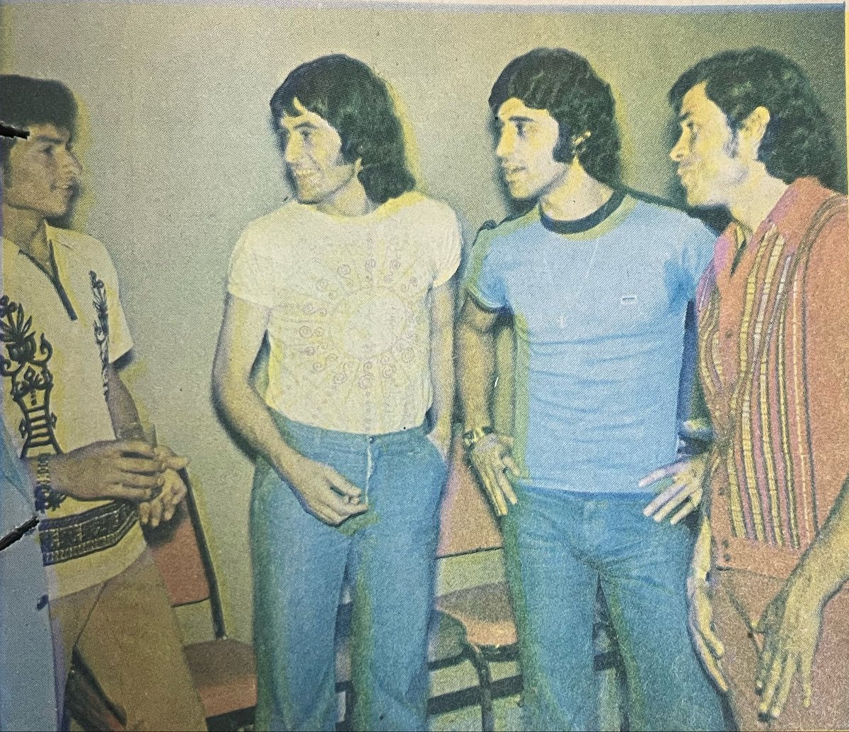 elcompitv's tweet photo. Julio de 1974, se reúnen en la oficina de los recién ascendidos @TigresOficial cuatro de sus futbolistas.

De esos cuatro, dos venían del Club Pachuca y los otros dos eran argentinos.

Y claro uno de ellos se hizo inmortal en los TIGRES.

Sabes quienes son estos cuatro tigres??? https://t.co/xLFI9bQCkA