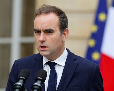 BasilTheGreat's tweet photo. 🚨🇫🇷BREAKING: The French Prime Minister Sébastien Lecornuhas told mobile telephone networks to prepare to cut access to social media outlets such as tiktok, instagram, snapchat and X in an effort to stem the violence on the streets

France is falling apart https://t.co/ewoTqUoDrj