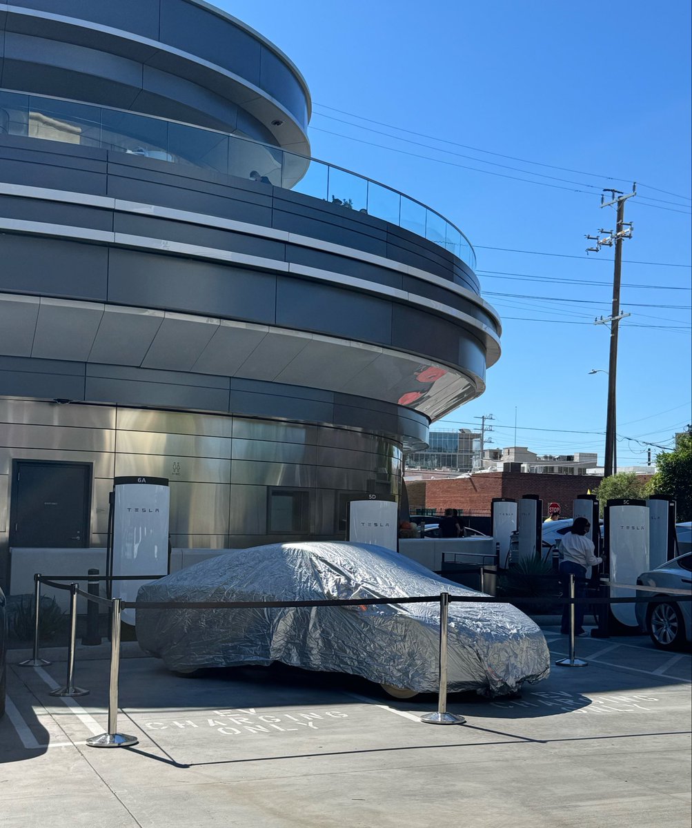 Brand0n's tweet photo. There’s a mysterious covered car at the Tesla Diner 👁️ https://t.co/Kgb3s0AHjP