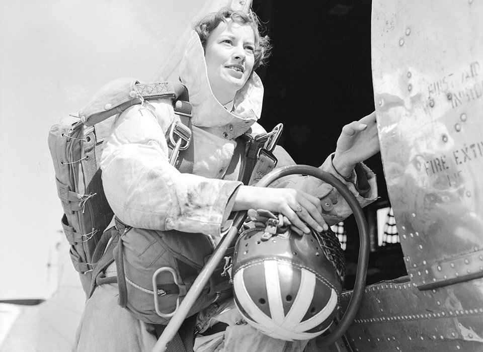 ron_eisele's tweet photo. 25 October 1951. The first group of four nursing sisters graduated as fully qualified RCAF para-rescue. They participated in rescues only when needed. Nursing regulations required they could no longer serve when married. Pictured: Flying Officer Marian Neily. https://t.co/NezKmsMfjv