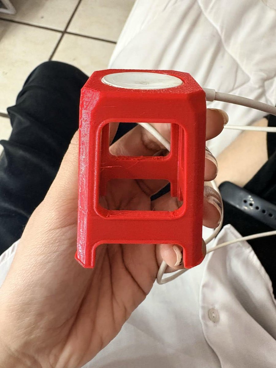 lwtkissco's tweet photo. comprei um banquinho pra carregar meu apple watch https://t.co/AZIe5pfWIp