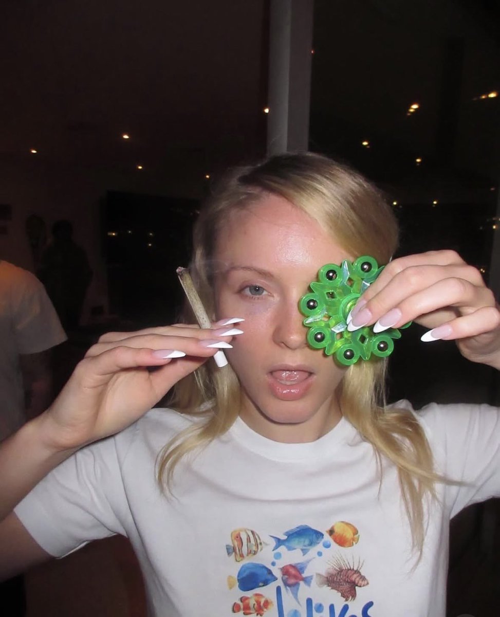 onlyyagirl_'s tweet photo. Getting high and attempting to take thirst traps of myself so I don’t have to have a thought https://t.co/yEl9h8oLdA