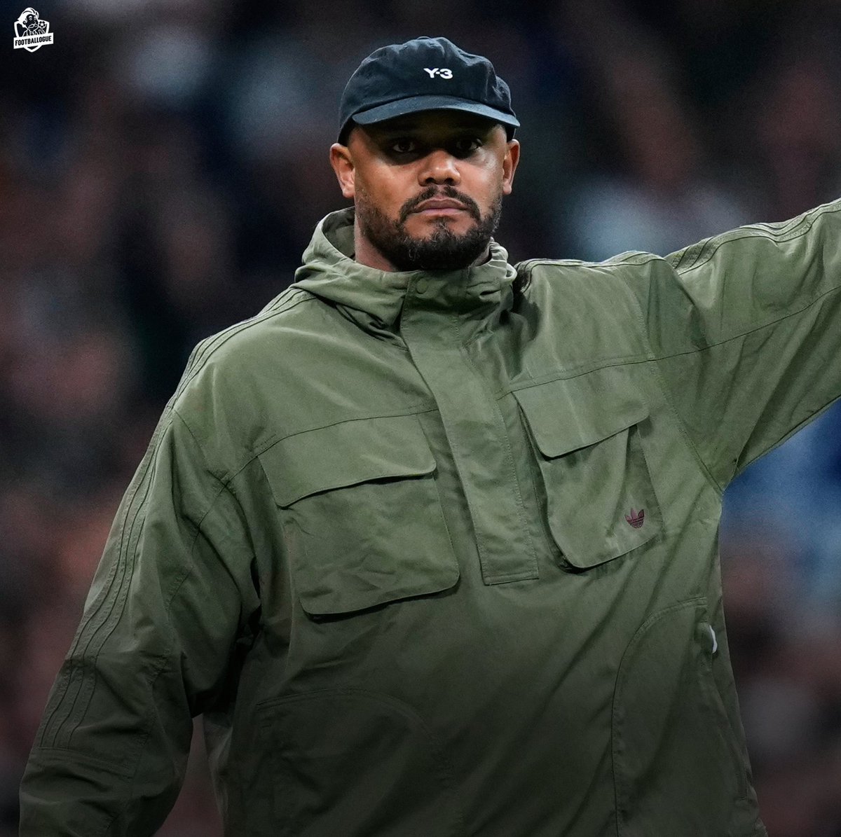 Footballogue's tweet photo. 𝗟𝗘𝗦 𝗥𝗘́𝗩𝗘́𝗟𝗔𝗧𝗜𝗢𝗡𝗦 𝗜𝗡𝗤𝗨𝗜𝗘́𝗧𝗔𝗡𝗧𝗘𝗦 𝗦𝗨𝗥 𝗟𝗔 𝗦𝗔𝗡𝗧𝗘́ 𝗗𝗘 𝗩𝗜𝗡𝗖𝗘𝗡𝗧 𝗞𝗢𝗠𝗣𝗔𝗡𝗬 ! 😰

Victime d’un malaise vendredi, l’entraîneur du Bayern Munich est toujours hospitalisé mais son état est stable.

Selon @SPORTBILD, plusieurs personnes au sein du club s’inquiétaient déjà de son hygiène de vie depuis plusieurs semaines :

▫️Un manque de sommeil important.
▫️Une consommation excessive de café pour rester éveillé.
▫️Une alimentation irrégulière et peu équilibrée.
▫️Des nuits passées à analyser des matchs.
▫️Une charge de travail considérable, avec très peu de repos.

Affaibli par une infection virale, le Belge de 40 ans aurait continué à travailler malgré les signaux d’alerte. 😥

« Je n’ai pas écouté mon corps. À un moment donné, il m’a dit stop », avait-il reconnu mercredi.