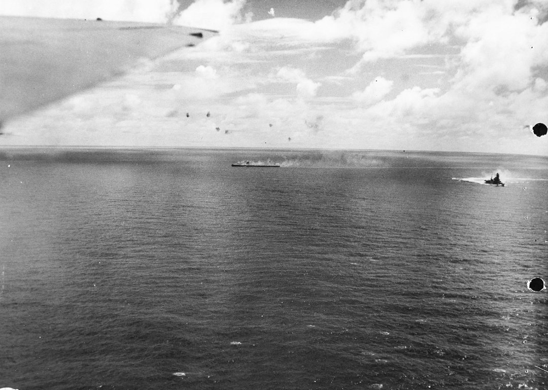 Fusoteitoku's tweet photo. #日本海軍
1944年10月25日、エンガノ岬沖海戦にて炎上する航空母艦瑞鶴と対空戦闘中の戦艦伊勢 https://t.co/JY02MZzWI3
