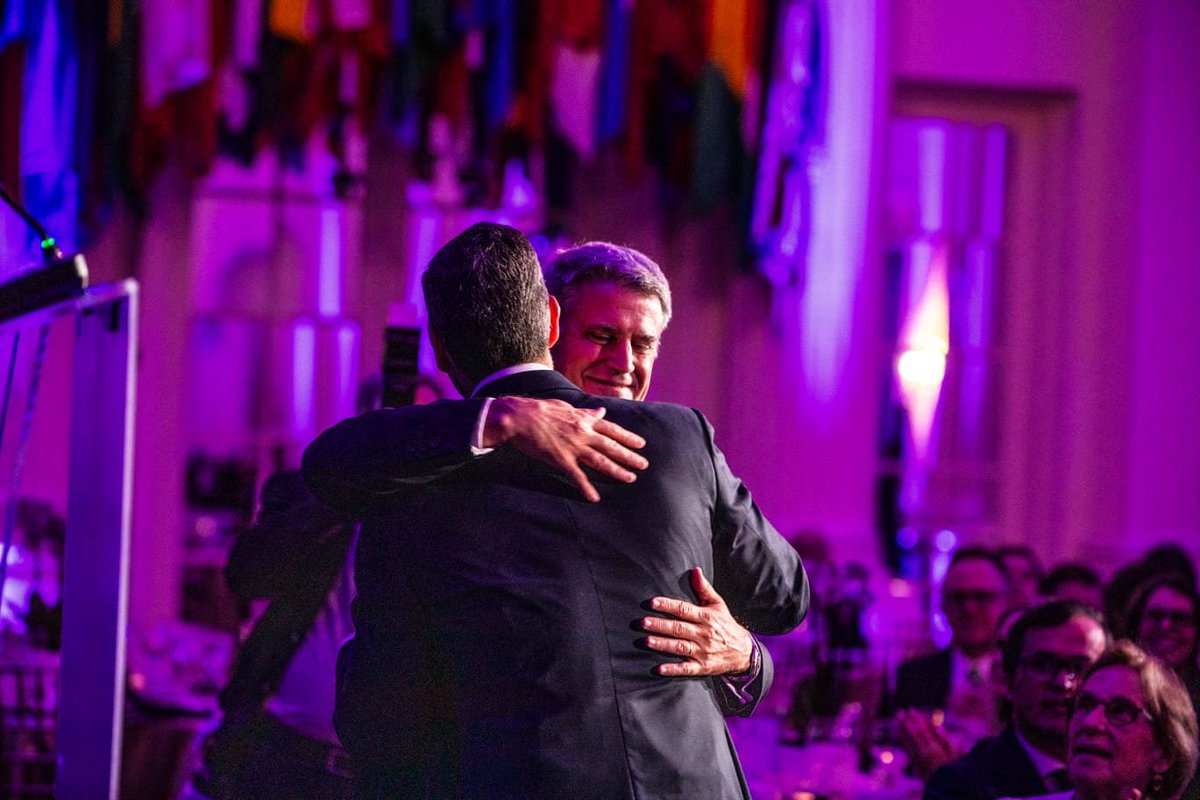 alfonsopratgay's tweet photo. ¡Qué gran placer fue recibir al Presidente de Paraguay @SantiPenap como orador principal en nuestra cena anual de @The_Dialogue en la sede de la OEA en Washington!

Un discurso muy inspirador del presidente convocando al diálogo hemisférico y a sostener el multilateralismo en momentos de tanta incertidumbre y división en nuestra región. 

Y un auditorio de primer nivel acompañando los valores y las propuestas de el Diálogo Interamericano.

Gracias, mi querido Santiago!